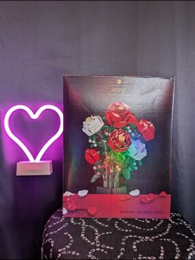 LED Rose Bouquet Building Set - Red & White Never Opened Brand New